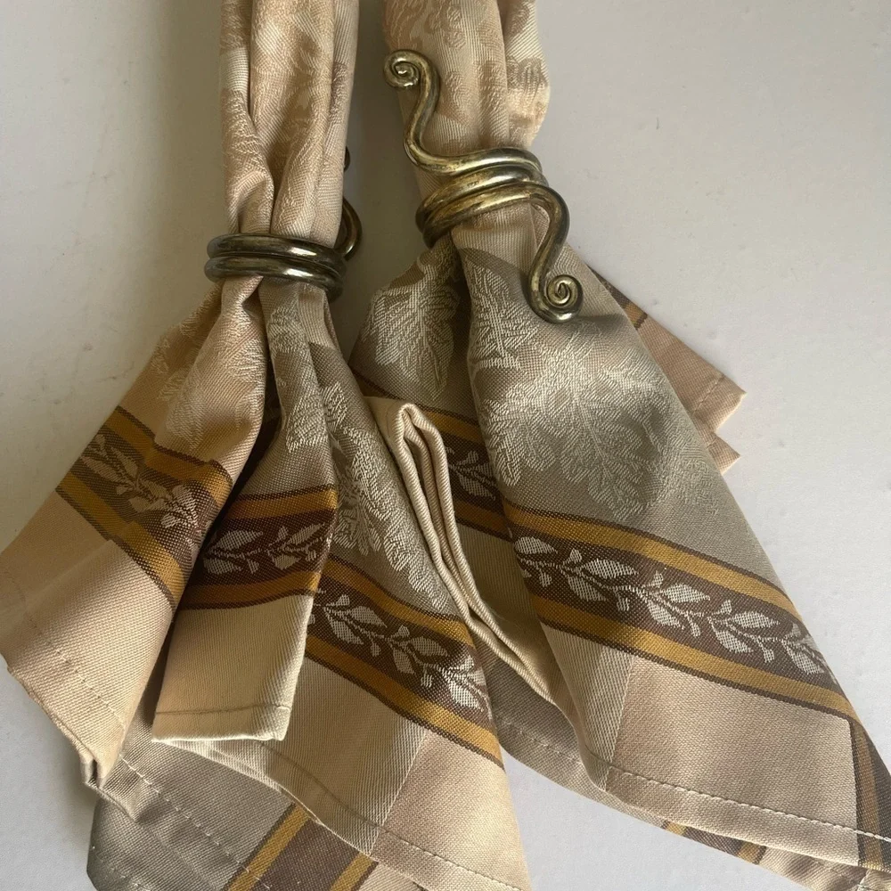 Set of 10 silver plated napkin rings.